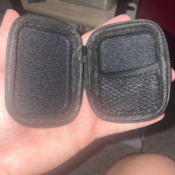 Minimalist Airpod Case for Travel - Picture 2 of 2